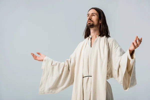 Homem em manto de Jesus com as mãos estendidas isolado em cinza — Fotografia de Stock