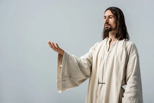 Hombre religioso barbudo con la mano extendida aislada en gris - foto de stock