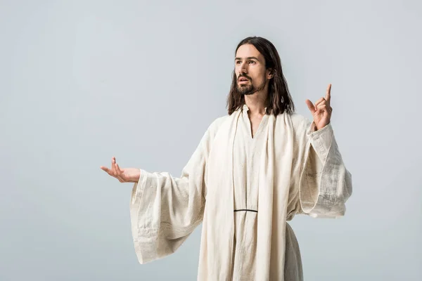 Uomo religioso sorpreso gesticolando isolato sul grigio — Foto stock