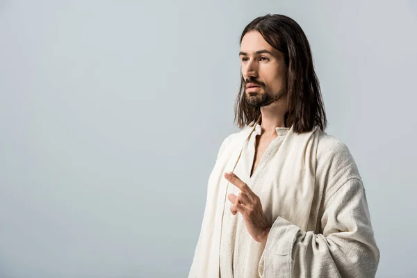 Бородатий чоловік з жестом віри ізольований на сірому — стокове фото