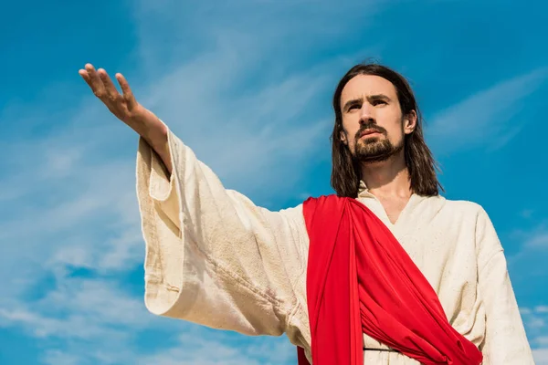 Baixo ângulo de visão de Jesus com a mão estendida — Fotografia de Stock