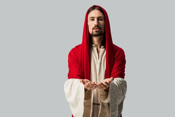 Религиозный человек с обхваченными руками, смотрящий в камеру, изолированную на сером — стоковое фото
