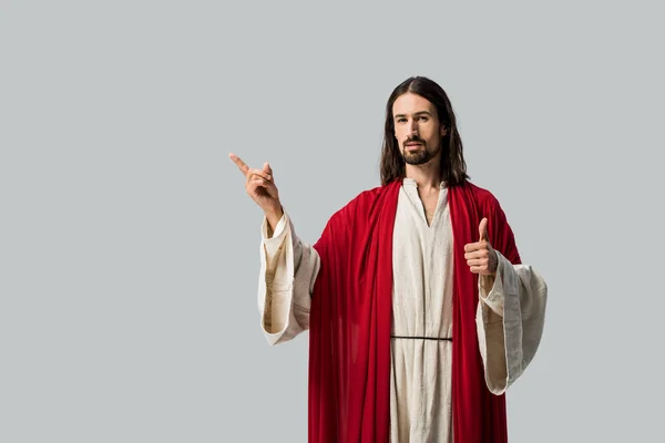 Mann im Jesusgewand zeigt Daumen hoch und gestikuliert isoliert auf grau — Stockfoto