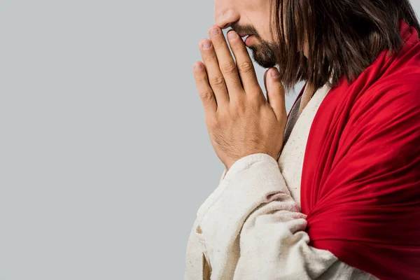 Вид збоку бородатий чоловік молиться ізольовано на сірому — стокове фото