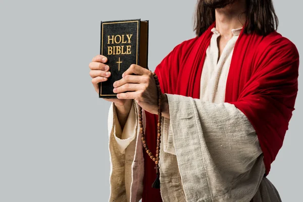 Обрізаний вигляд проведення Святої Біблії, ізольованих на сірому — стокове фото
