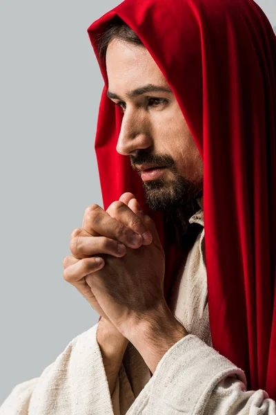 Красивий бородатий чоловік молиться ізольовано на сірому — стокове фото