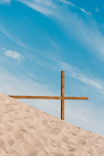 Cruz de madeira na areia dourada no deserto — Fotografia de Stock