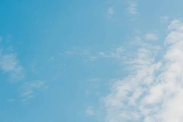 Blauer und klarer Himmel mit weißen Wolken und Kopierraum — Stockfoto