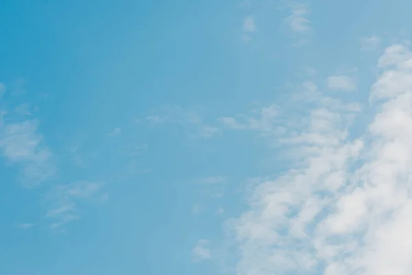 Ciel bleu et clair avec nuages blancs et espace de copie — Photo de stock