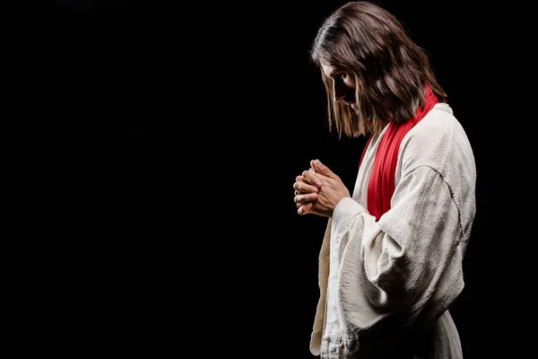 Uomo barbuto pregando con le mani serrate isolato su grigio — Foto stock