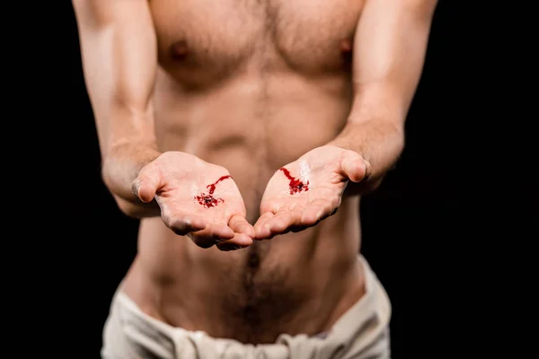 Visão cortada do homem com as mãos sangrentas isoladas no preto — Fotografia de Stock