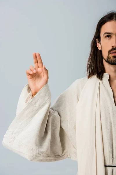 Abgeschnittene Ansicht eines bärtigen Mannes im Jesusgewand, der isoliert auf grau gestikuliert — Stockfoto