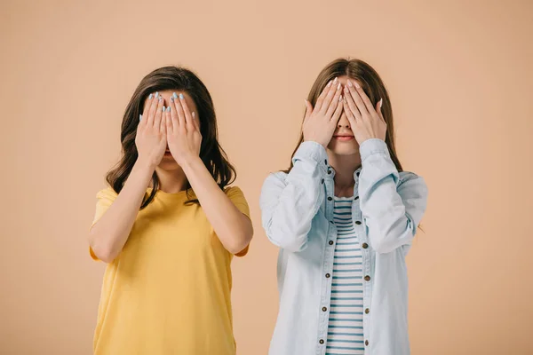 Due amici in t-shirt e camicia dai volti oscuri isolati sul beige — Foto stock