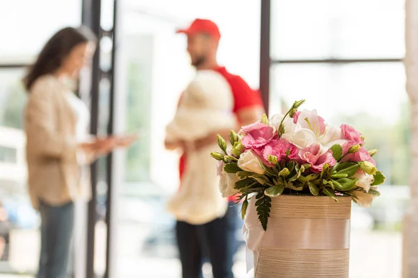 Foyer sélectif de fleurs près de l'homme et la femme — Photo de stock