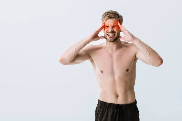 Hemdloser Sportler mit Kopfschmerzen, der Schläfen isoliert auf grau berührt — Stockfoto