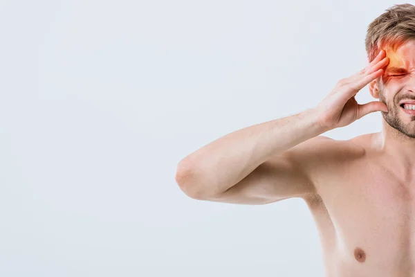 Частичный вид человека без рубашки с головной болью касающихся висков, изолированных на сером — стоковое фото
