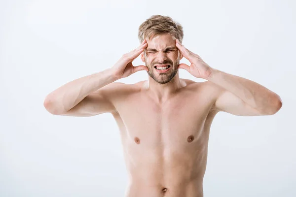 Vorderseite des hemdlosen Mannes mit Kopfschmerzen, der Schläfen isoliert auf grau berührt — Stockfoto