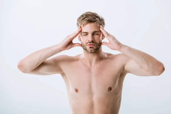 Vorderseite des hemdslosen Mannes mit Migräne, der Schläfen berührt, isoliert auf grau — Stockfoto
