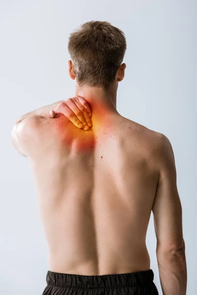 Vista posteriore di uomo senza camicia con dolore al collo isolato su grigio — Foto stock