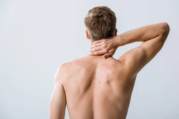 Vista posteriore di uomo senza camicia con dolore al collo isolato su grigio — Foto stock