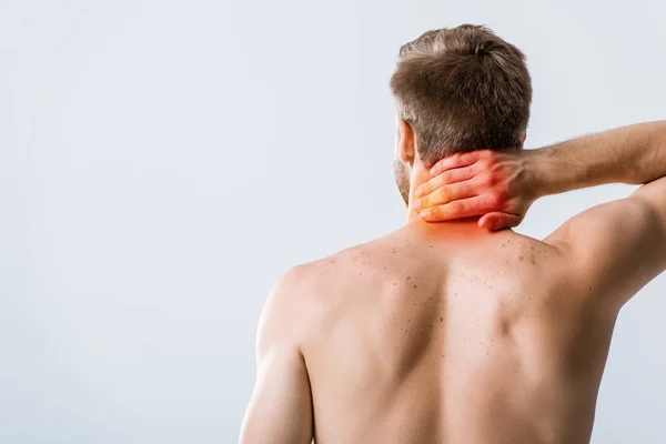 Rückenansicht des hemdlosen Mannes mit Nackenschmerzen isoliert auf grau — Stockfoto