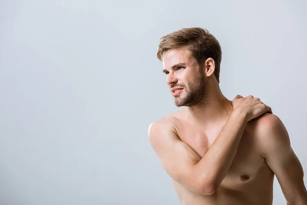 Homme barbu torse nu avec douleur à l'épaule isolé sur gris — Photo de stock