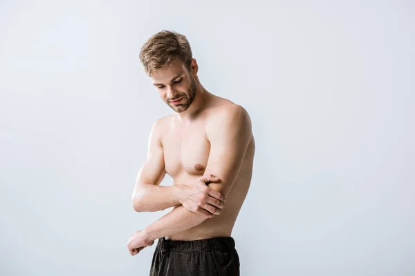 Hemdloser Mann mit Schmerzen im Ellbogen isoliert auf grau — Stockfoto