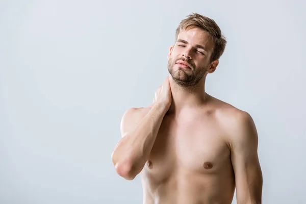 Homme barbu torse nu avec douleur au cou isolé sur gris — Photo de stock