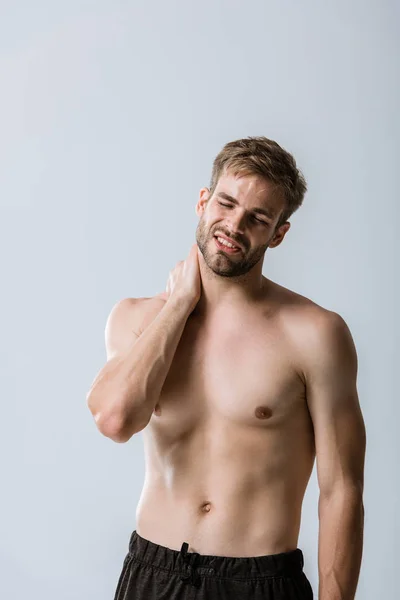 Homme barbu torse nu avec douleur au cou isolé sur gris — Photo de stock