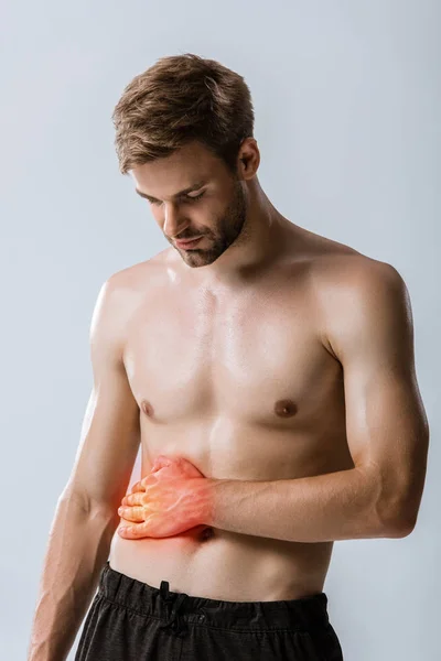 Hemdloser bärtiger Mann mit Bauchschmerzen isoliert auf grau — Stockfoto