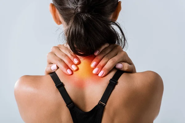 Ausgeschnittene Ansicht einer Sportlerin mit Nackenschmerzen isoliert auf grau — Stockfoto