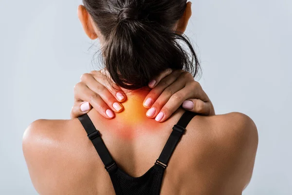 Vista recortada de la deportista con dolor de cuello aislado en gris - foto de stock