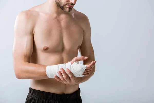 Vista cortada de desportista sem camisa com bandagem elástica no pulso isolado em cinza — Fotografia de Stock