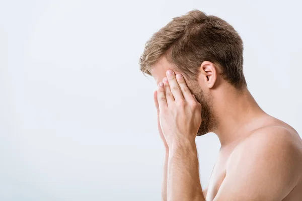 Seitenansicht eines hirnlosen bärtigen Mannes mit Kopfschmerzen, der die Schläfen isoliert auf grau berührt — Stockfoto