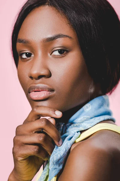 Séduisante femme afro-américaine en écharpe bleue regardant caméra isolée sur rose — Photo de stock