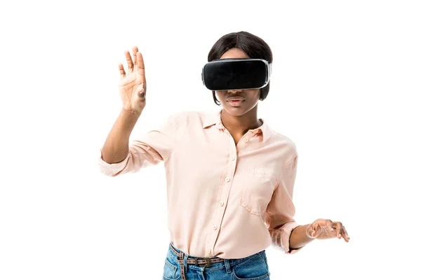 Femme afro-américaine en chemise avec casque de réalité virtuelle isolé sur blanc — Photo de stock