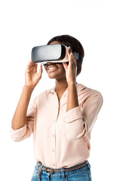 Усміхнена афроамериканська жінка в сорочці з гарнітурою віртуальної реальності ізольована на білому — стокове фото