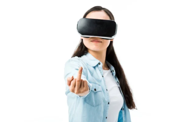 Mujer en camisa de mezclilla con auriculares de realidad virtual que muestran el dedo medio aislado en blanco - foto de stock