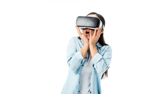 Donna scioccata in camicia di jeans con auricolare realtà virtuale isolato su bianco — Foto stock