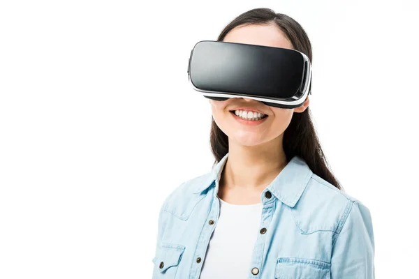 Frau im Jeanshemd mit Virtual-Reality-Headset lächelt isoliert auf weißem Hintergrund — Stockfoto