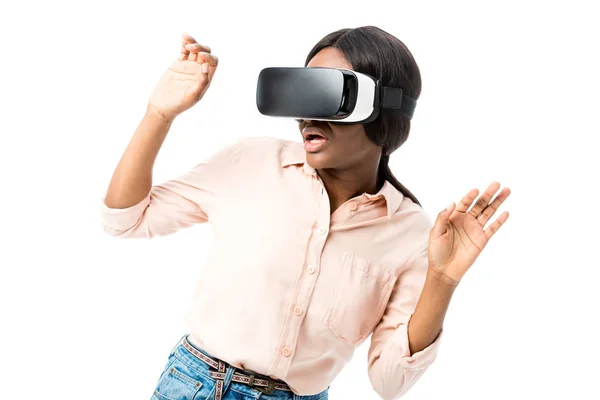 Scioccato donna afroamericana in camicia con auricolare realtà virtuale isolato su bianco — Foto stock