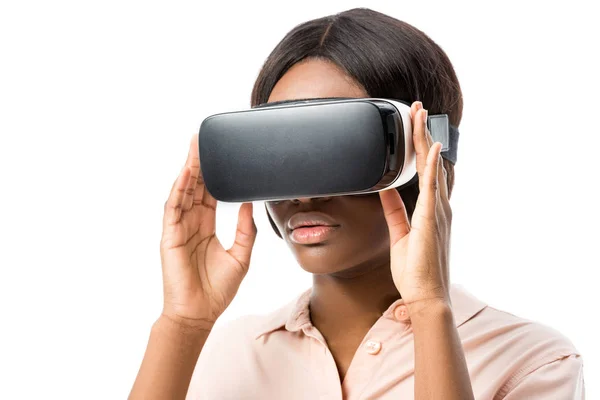 Donna afroamericana in camicia con auricolare realtà virtuale isolato su bianco — Foto stock