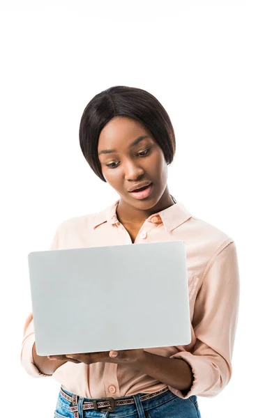 Femme afro-américaine souriante en chemise en utilisant un ordinateur portable isolé sur blanc — Photo de stock