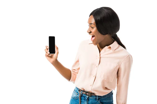 Femme afro-américaine choquée tenant smartphone avec espace de copie isolé sur blanc — Photo de stock