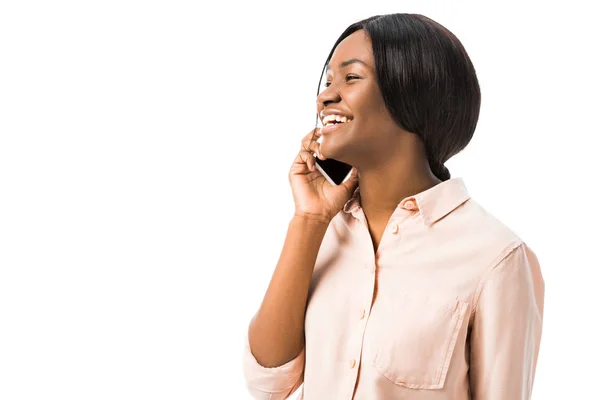 Sorridente mulher afro-americana falando no smartphone isolado no branco — Fotografia de Stock