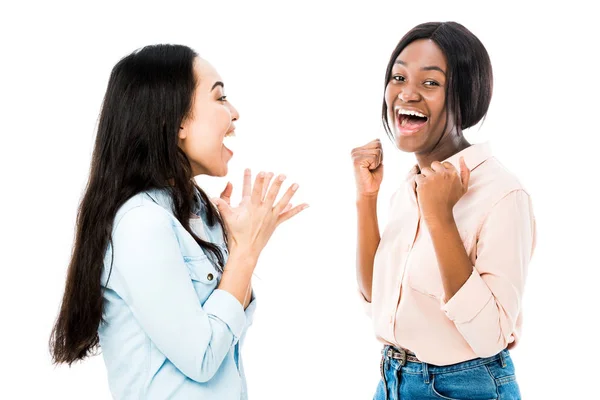 Souriant asiatique et afro-américain amis montrant oui gestes isolés sur blanc — Photo de stock