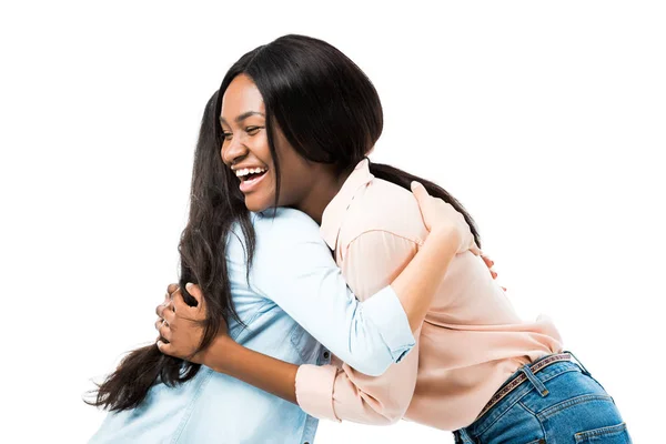 Vue arrière de souriants amis multiethniques étreignant isolé sur blanc — Photo de stock