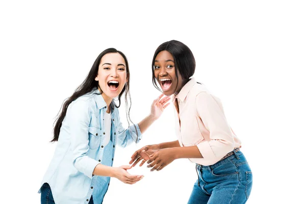 Sorrindo asiático e africano americano amigos olhando para câmera isolado no branco — Fotografia de Stock