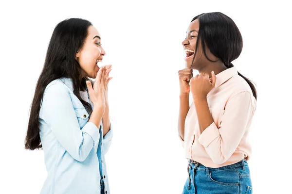 Lächelnde asiatische und afrikanisch-amerikanische Freunde zeigen Ja-Geste isoliert auf weiß — Stockfoto