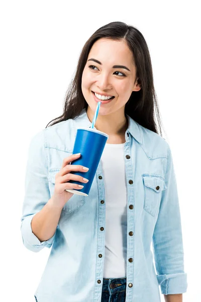 Atractivo asiático mujer en denim camisa celebración de plástico taza aislado en blanco - foto de stock